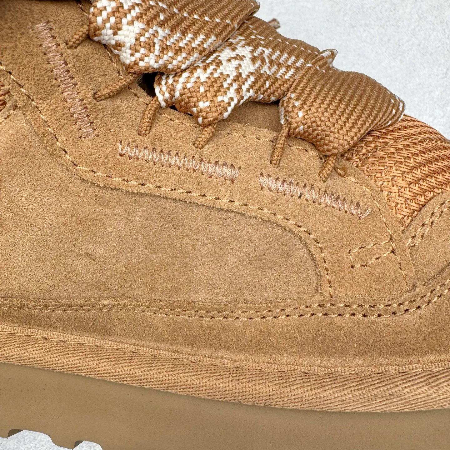 Pick up locally💰640 UGG 4032 Meyer autumn and winter sheepskin and fur integrated snow boots. All shoes are made of ZP from the same factory. Longfeng A-grade Australian imported sheepskin and fur integrated. Men's and women's boots brand OEM production line fully follows the ZP process. OEM original pattern maker adheres to the principle of no original shoes and no development selection. Pay attention to every detail. The most authentic version on the market TREADLITE "Light Wing" technology outsole Lightweight/durable/flexible/pile size: 35 36 37 38 39 40 41 42 43 44 45 Coding: by3936030